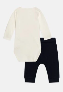 NAME IT Nbnjood Winniethepooh Unisex Set - Broek - White Alyssum 7 NAME IT Nbnjood Winniethepooh Unisex Set - Broek - White Alyssum -Name It 2f2faa2850bc4634b7131a54e7f65c43